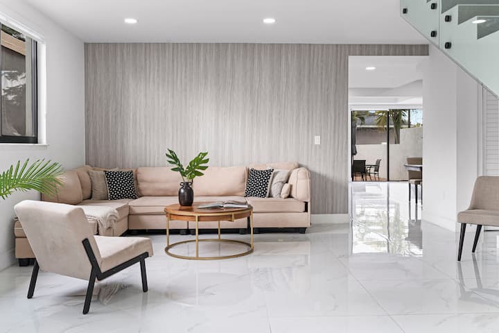 Step into our welcoming foyer and take a moment to relax in this cozy sitting area. Perfect for a quick rest as you settle in, this stylish nook features comfortable seating and charming decor to greet you with elegance from the moment you walk in.