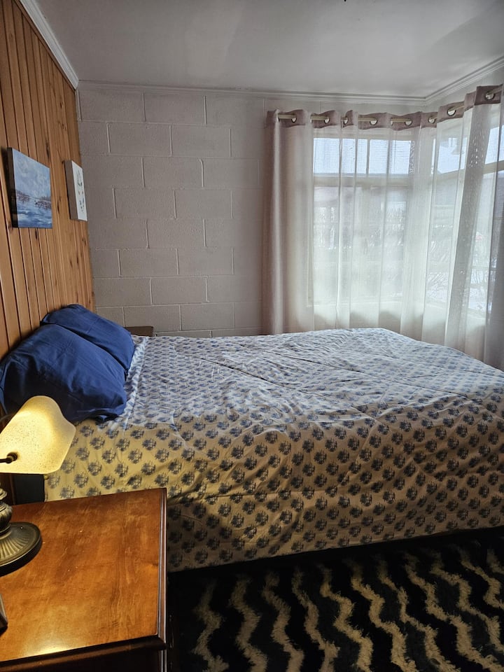 غرفة نوم 2 بسرير بحجم كوين ومكيف هواء 