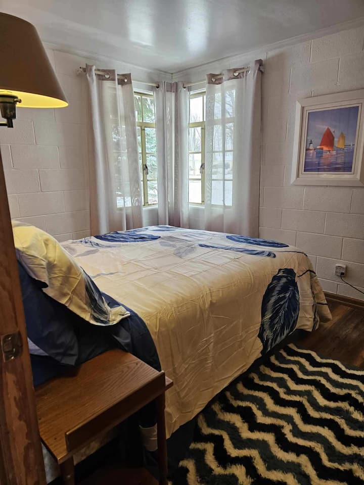 غرفة نوم 3 بسرير بحجم كوين ومكيفة الهواء.