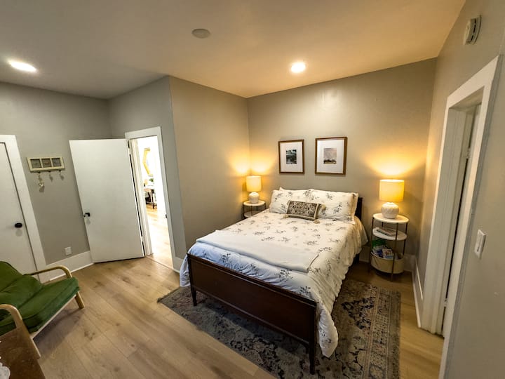 מיטה מלאה, מצעים נוחים וכיסוי שמיכה מכובס. יש מקום למיטת תינוק או ללול בחדר הזה.  