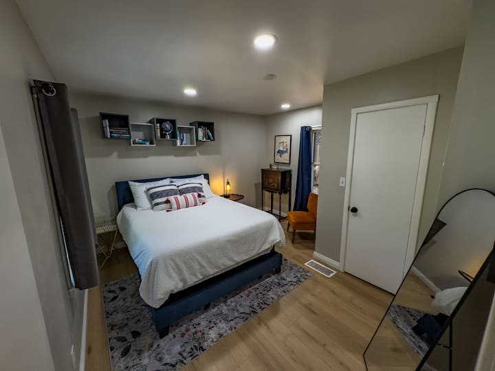 מיטת קווין סייז, מצעים נוחים וכיסוי שמיכה נקי. 