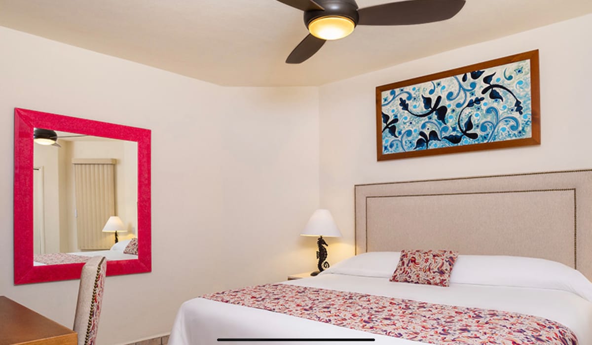 Cama tamaño king, ventilador de techo