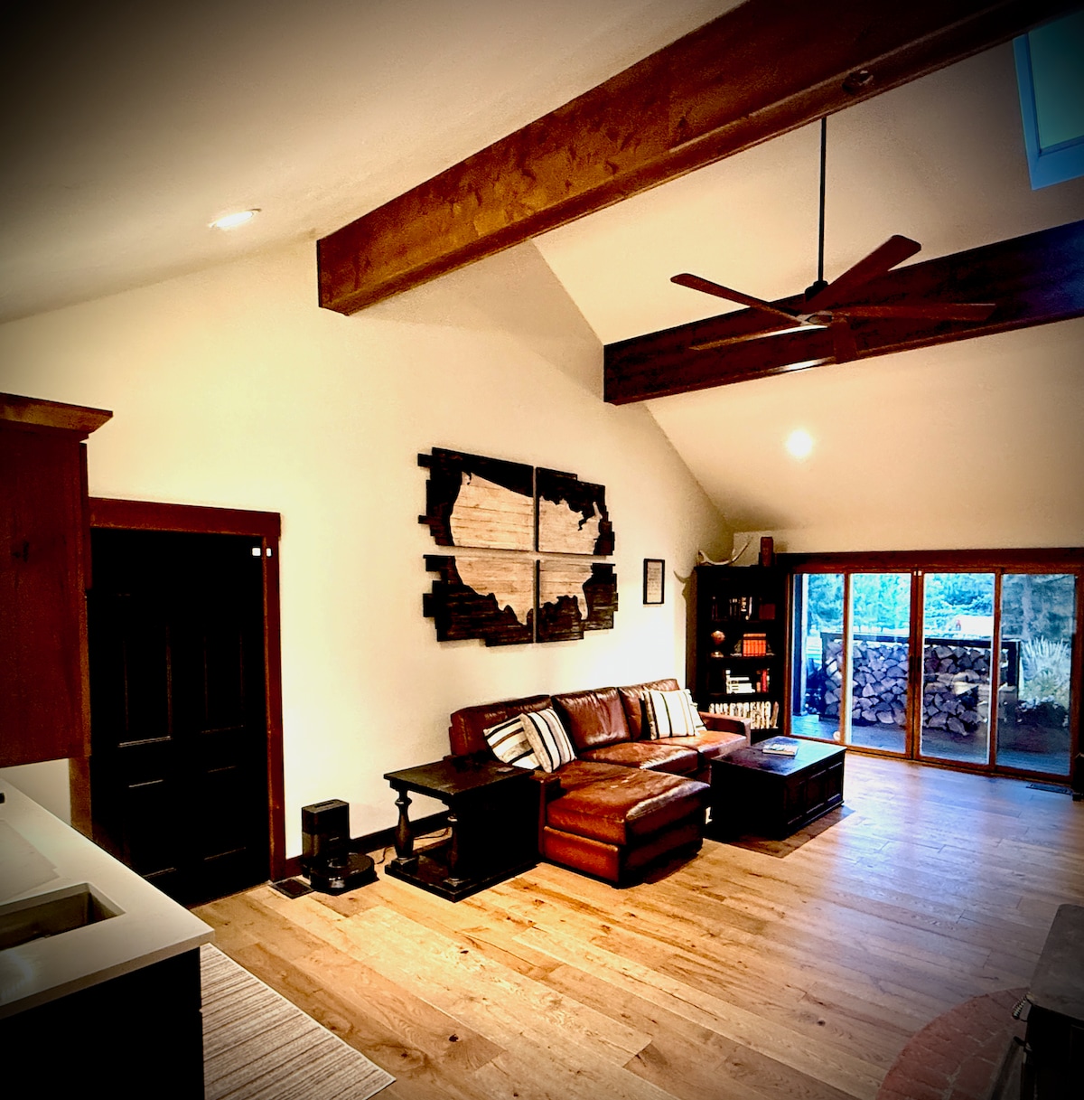 Top Airbnb: Lakeview Sunsets for 15 | 5 BR/8 Bed + Kayaks Incl in Kalispell