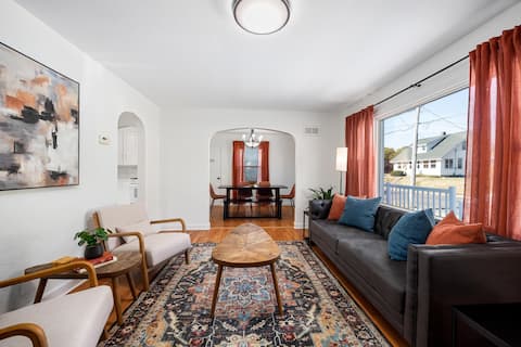 A Pop of Color - 3BD in the Heights w/ 3 King Beds