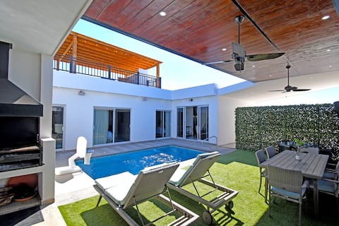 One story home w/pool, bbq &view