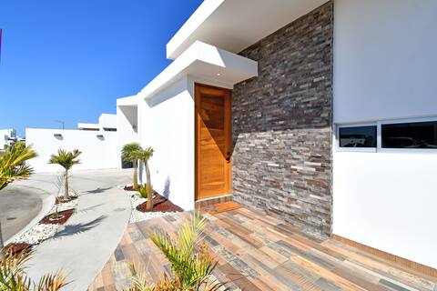 One story home w/pool, bbq &view