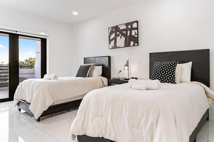 Rest and relax in this cozy guest bedroom with 2 twin beds, perfect for a peaceful night’s sleep. ️ Whether you’re recharging after an adventure or enjoying some quiet time, it’s a great spot to unwind. How do you prefer to relax on vacation?