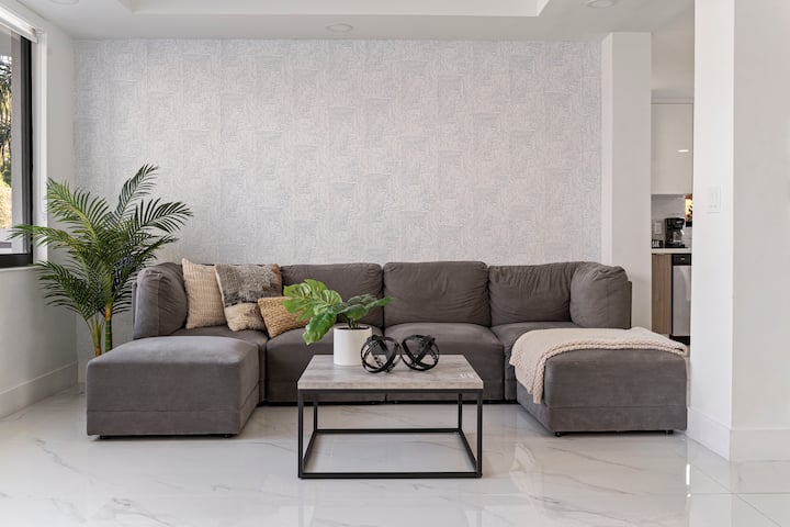 Relax and unwind in this cozy living room, designed for comfort and connection. ️ Whether you’re watching movies or enjoying great conversation, it’s the perfect spot. How do you like to spend your evenings when traveling? Let us know!