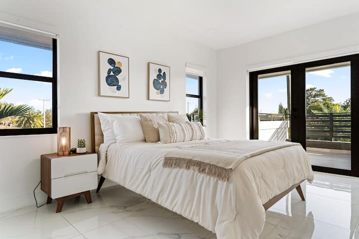 Relax and recharge in the cozy guest bedroom, designed for comfort and rest. ️ Whether you're catching up on sleep or enjoying a good book, it’s the perfect retreat. How do you make your stay feel like home when traveling?