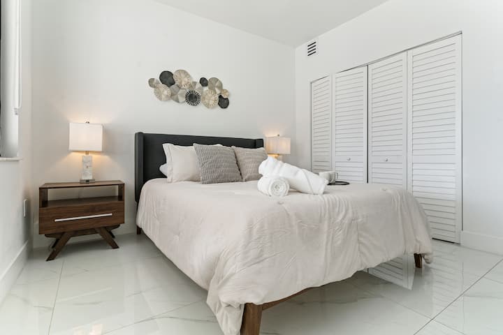 Make yourself at home in this cozy guest bedroom, designed for comfort and relaxation.  Whether you're resting up for the next adventure or just enjoying some quiet time, it’s the perfect space to recharge. How do you like to unwind when traveling?