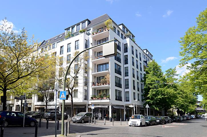 Luxurious 105m² Penthouse in Prime Location gallery image 3