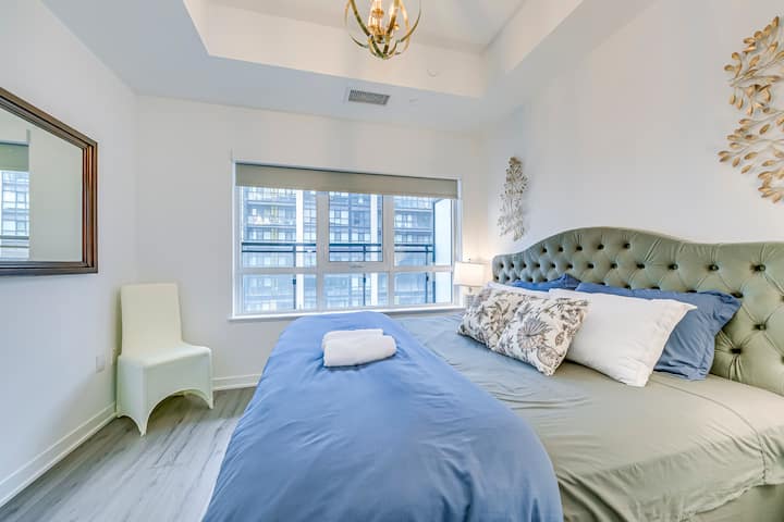 Rijetka značajka u kondominiju: veliki BRAČNI krevet s mekanim hotelom poput madraca. Plus sjenila za zamračivanje za tamu dok spavate