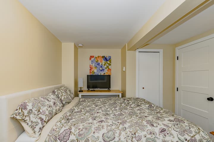 Grande letto matrimoniale accogliente nella camera da letto n. 2