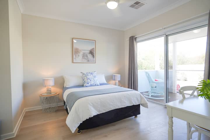 تحتوي غرفة نومنا الثالثة على سرير مزدوج ومكتب عمل إذا كنت تعمل من المنزل أو تحتاج إلى التحقق من العمل أثناء غيابك