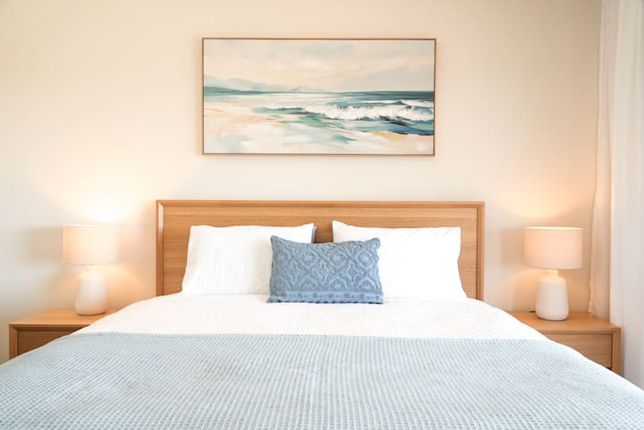 تحتوي غرفة النوم الرئيسية على سرير بمقاس كبير مع باب زجاجي منزلق يفتح على السطح المطل على المحيط. 