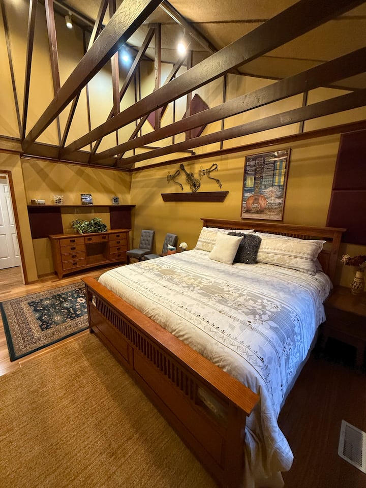 2e slaapkamer met groot dressoir en kingsize bed.