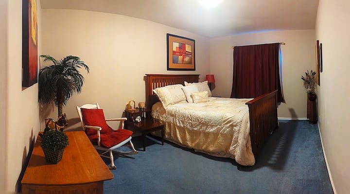 4e slaapkamer met queensize bed.