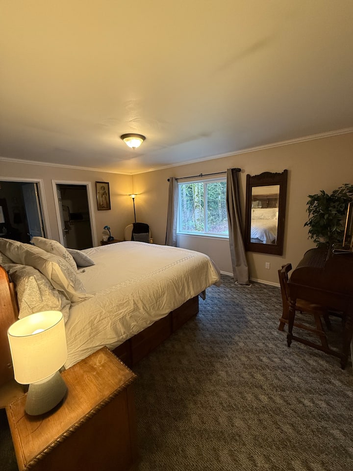 Hoofdslaapkamer met eigen badkamer en inloopkast.