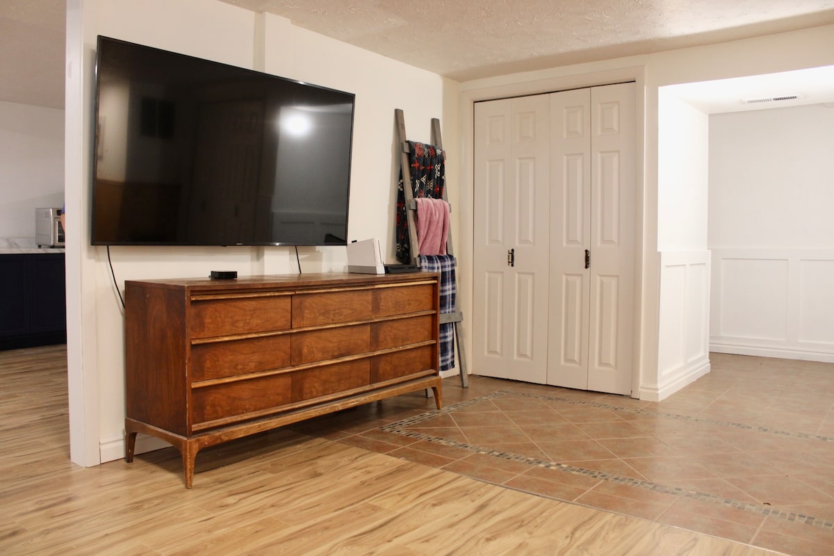 Top performing Airbnb: Spacious 3 BR Basement Suite 20 minutes to skiing in Sandy