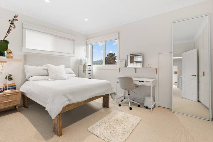 Beautiful Bondi Family Home gallery image 3