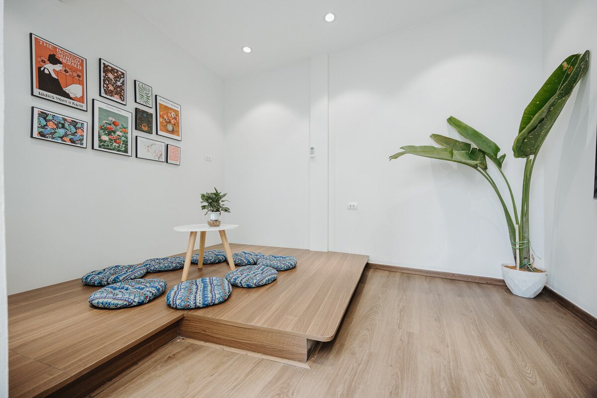 Esta es la sala de estar en el quinto piso, podemos poner un colchón adicional aquí.