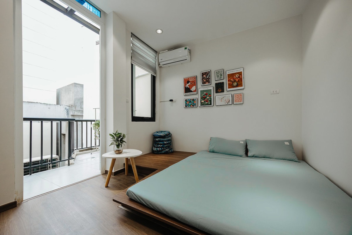 Esta es la sala de estar en el quinto piso, esta habitación tiene un colchón adicional para que puedas dormir aquí.