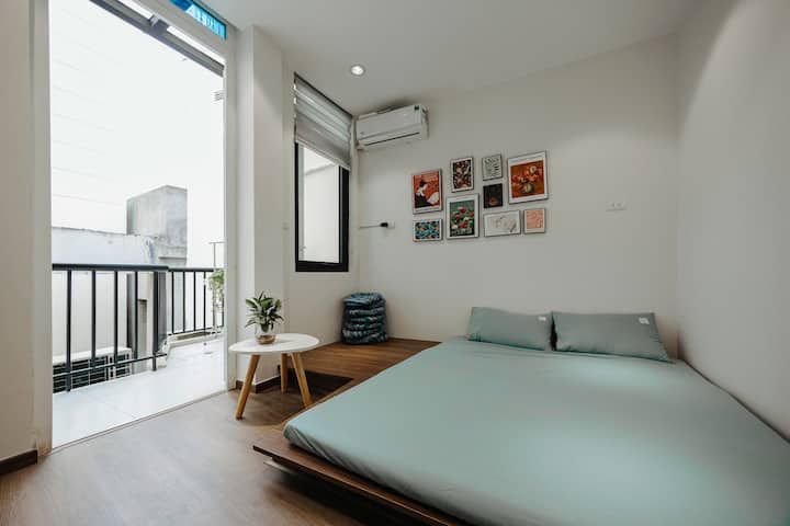 Kjo është dhoma e ndenjjes në katin e 5-të, kjo dhomë ka një dyshek shtesë që të mund të flesh këtu.