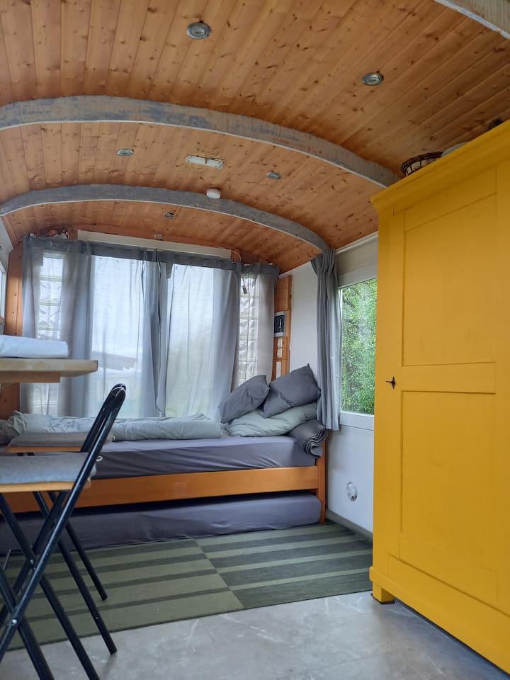 единично легло и допълнително Матраците на пода осигуряват място за спане за максимум 2 души;