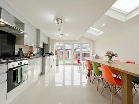 Incredible Central Windsor, Free Parking + Garden