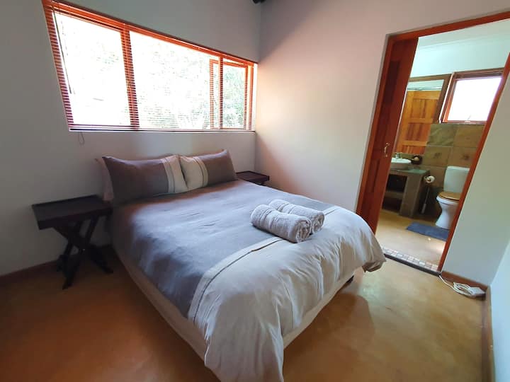 בחדר שינה 2 יש מיטה זוגית וחדר רחצה בסגנון הוליווד עם חדר 3.