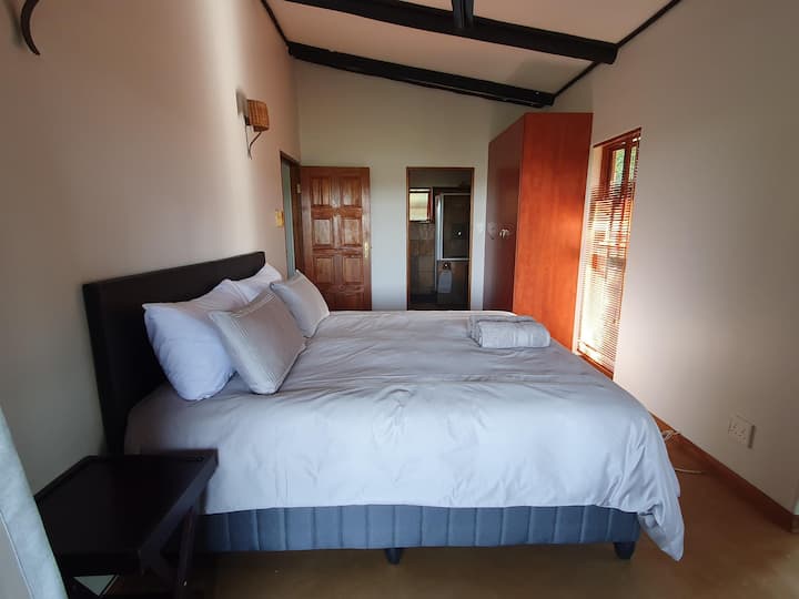 מיטת קינג סייז XL. בחדר הזה יש חדר רחצה בסגנון הוליוודי עם חדר 2