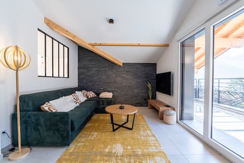 Top Airbnb: Beautiful 3-bedroom apartment near Lake Annecy and resorts in Thônes