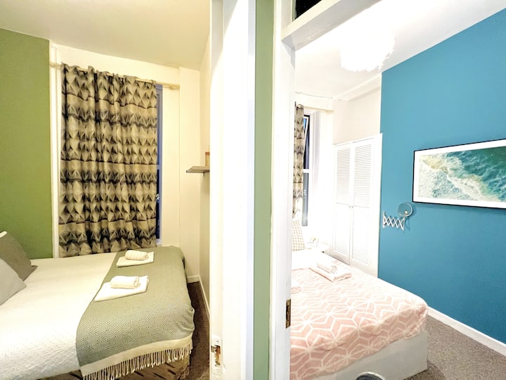 להירגע בחדר שינה נעים עם מיטה זוגית, תאורת שידת לילה, ארון עם קולבים ומגבות נקיות – הכל לשהייה נינוחה!