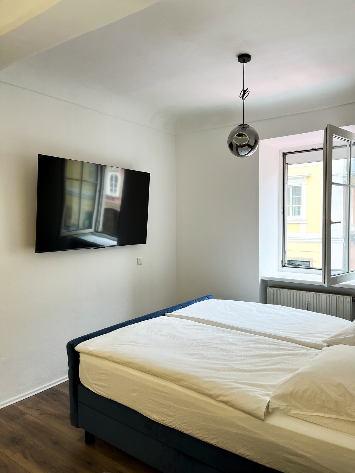 Cama grande y cómoda con somier. La ventana se puede abrir, aire fresco y sol garantizados. Con persianas enrollables para un apagón completo.