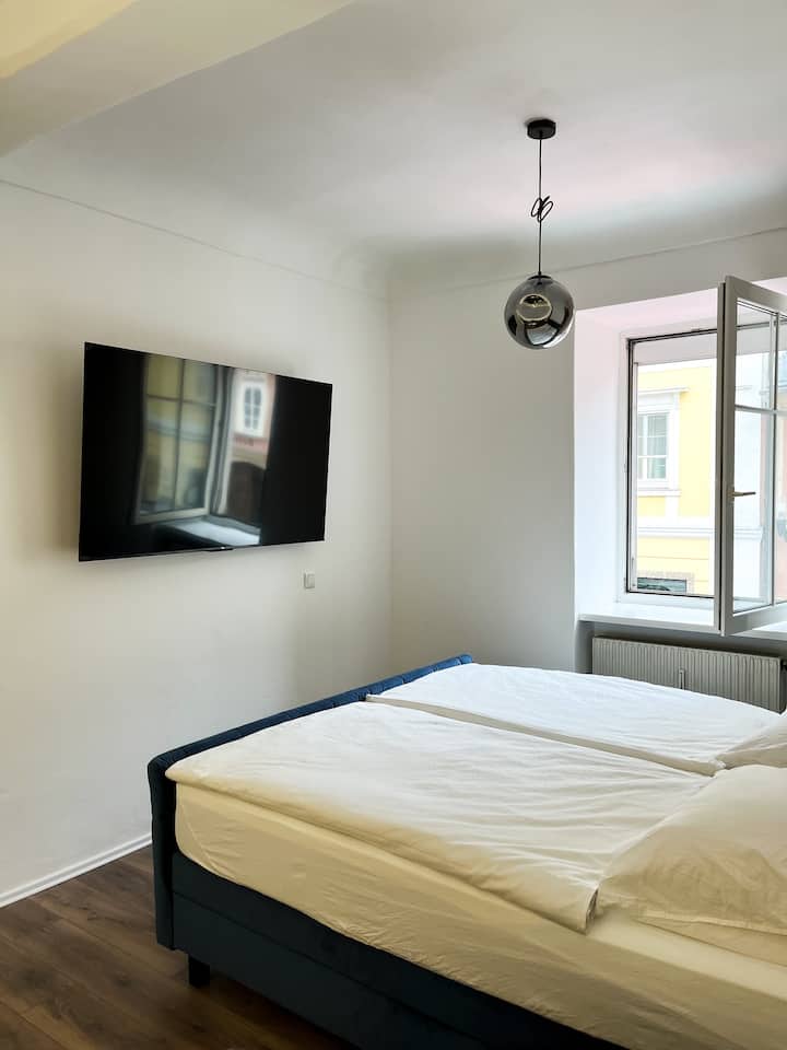 Cama grande y cómoda con somier. La ventana se puede abrir, aire fresco y sol garantizados. Con persianas enrollables para un apagón completo.