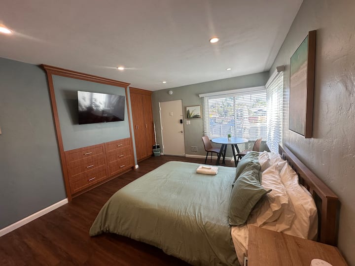 Sunny Condo Near Dog Beach! - Bermuda Beach, CA