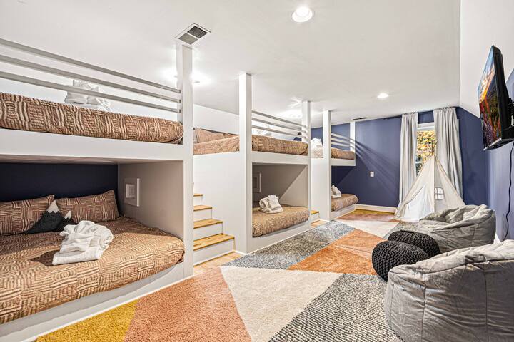 24-Sleeper, Hot Tub, Sauna, Game Rm, Near Biltmore gallery image 4