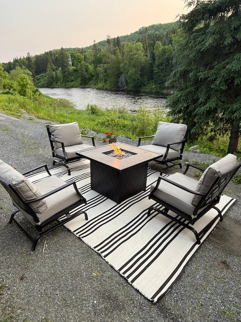 Riverview Retreat! Near trails! Huge parking lot!