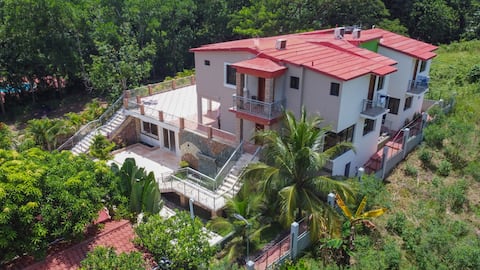 20 Guests Villa w/Private Pool & BBQ 25 mins City