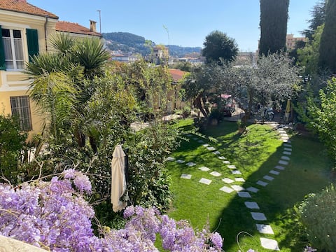 5 minutes' walk to the beaches