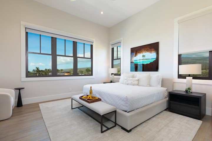 Kral çarpayısı və okean mənzərəli əsas süita