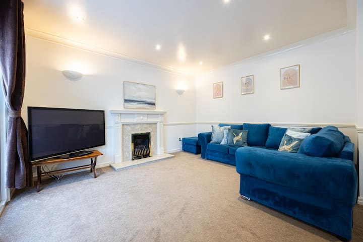 Detached Home in Greater Manchester *Free Parking*