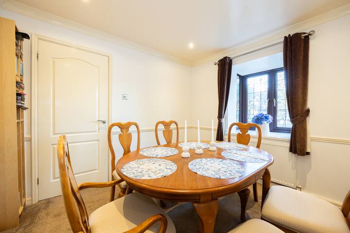 Detached Home in Greater Manchester *Free Parking* gallery image 3