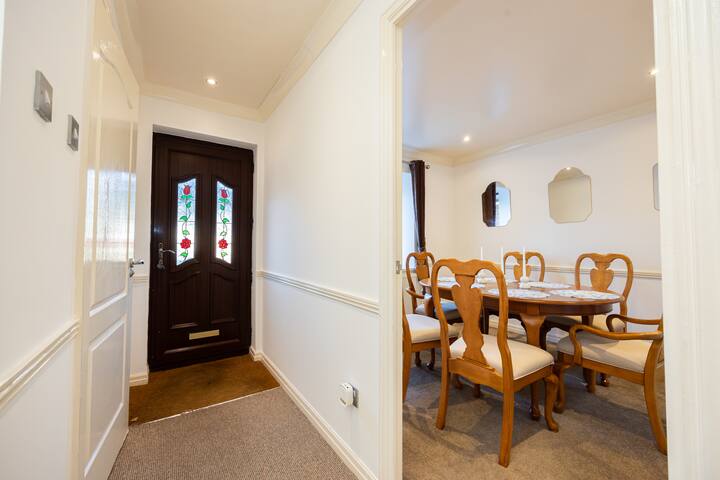 Detached Home in Greater Manchester *Free Parking* gallery image 4