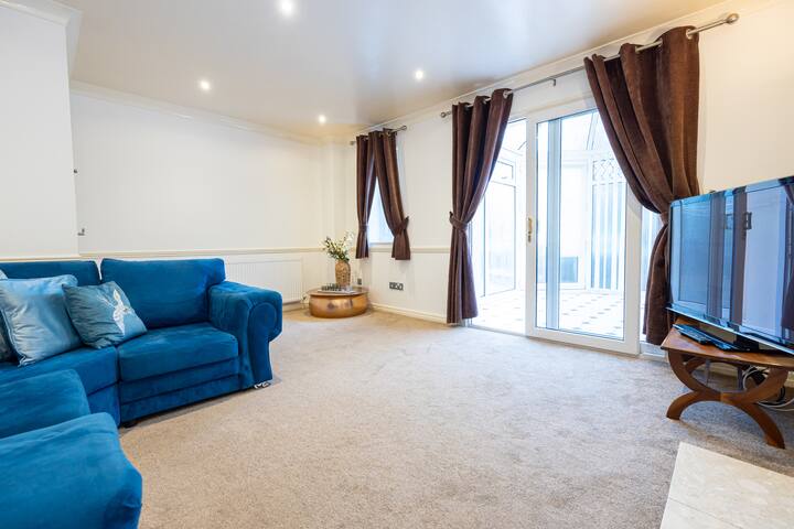 Detached Home in Greater Manchester *Free Parking* gallery image 2