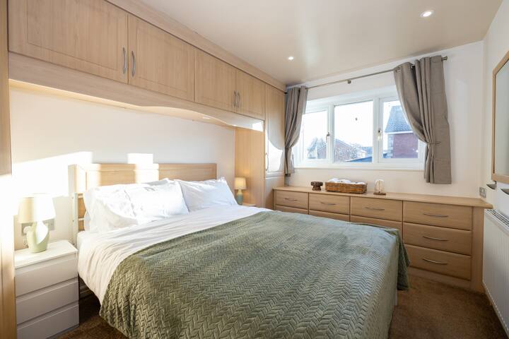 Detached Home in Greater Manchester *Free Parking* gallery image 5