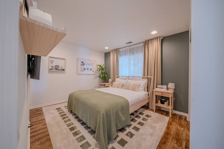 Steps to Beach | Private Rooftop| 100″Movie Screen gallery image 4