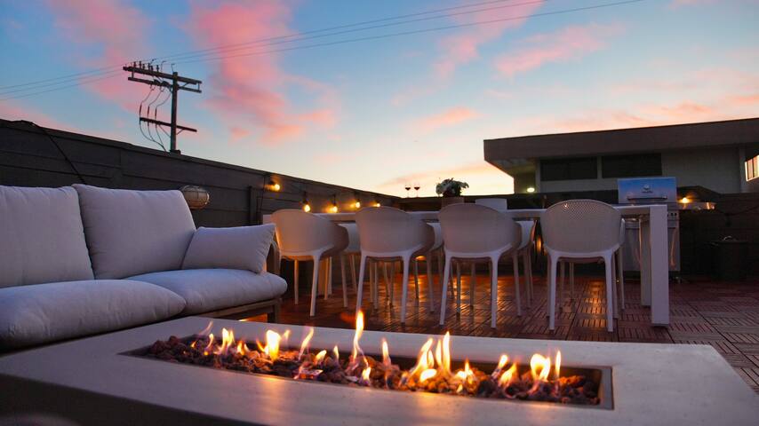 Steps to Beach | Private Rooftop| 100″Movie Screen gallery image 2