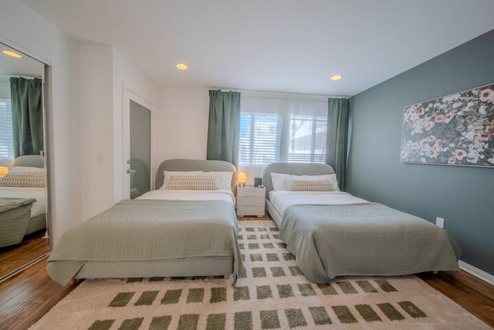 Steps to Beach | Private Rooftop| 100″Movie Screen gallery image 3