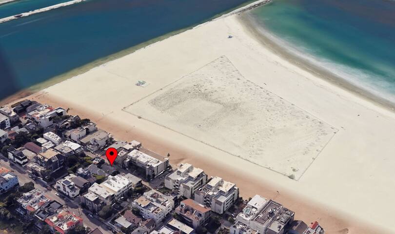 Steps to Beach | Private Rooftop| 100″Movie Screen gallery image 5